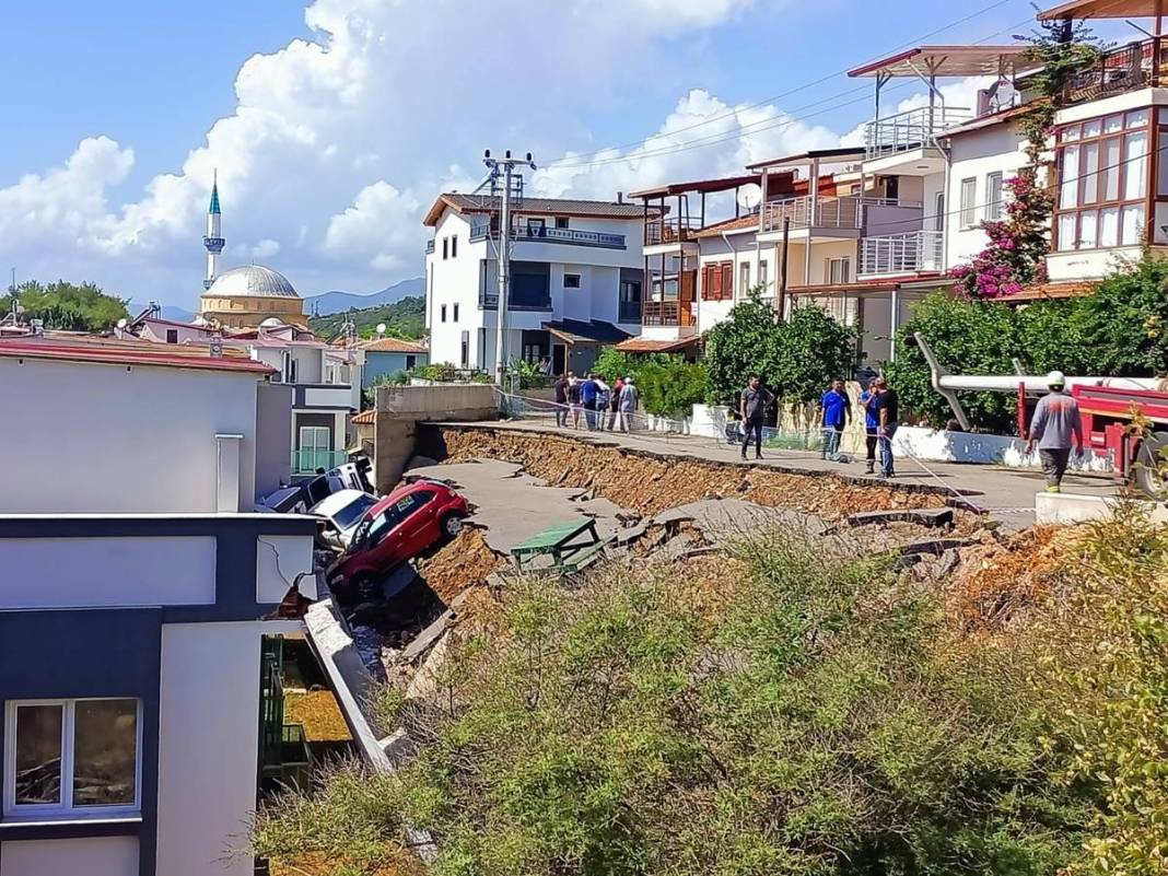 O kentte yollar çöktü: Gece yarısı felaketi yaşadılar! Gün aydınlanınca korkunç manzara ortaya çıktı 20